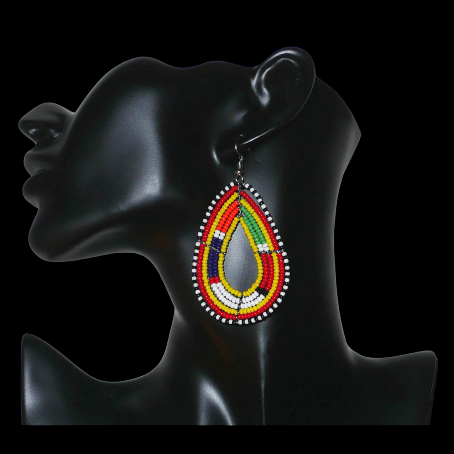 Boucles d'oreilles africaines Massai en perles de rocaille jaunes et multicolores montées en forme de gouttes. Elles mesurent 8 cm de long et 4 cm de large et se portent avec des crochets en acier inoxydable sur des oreilles percées.