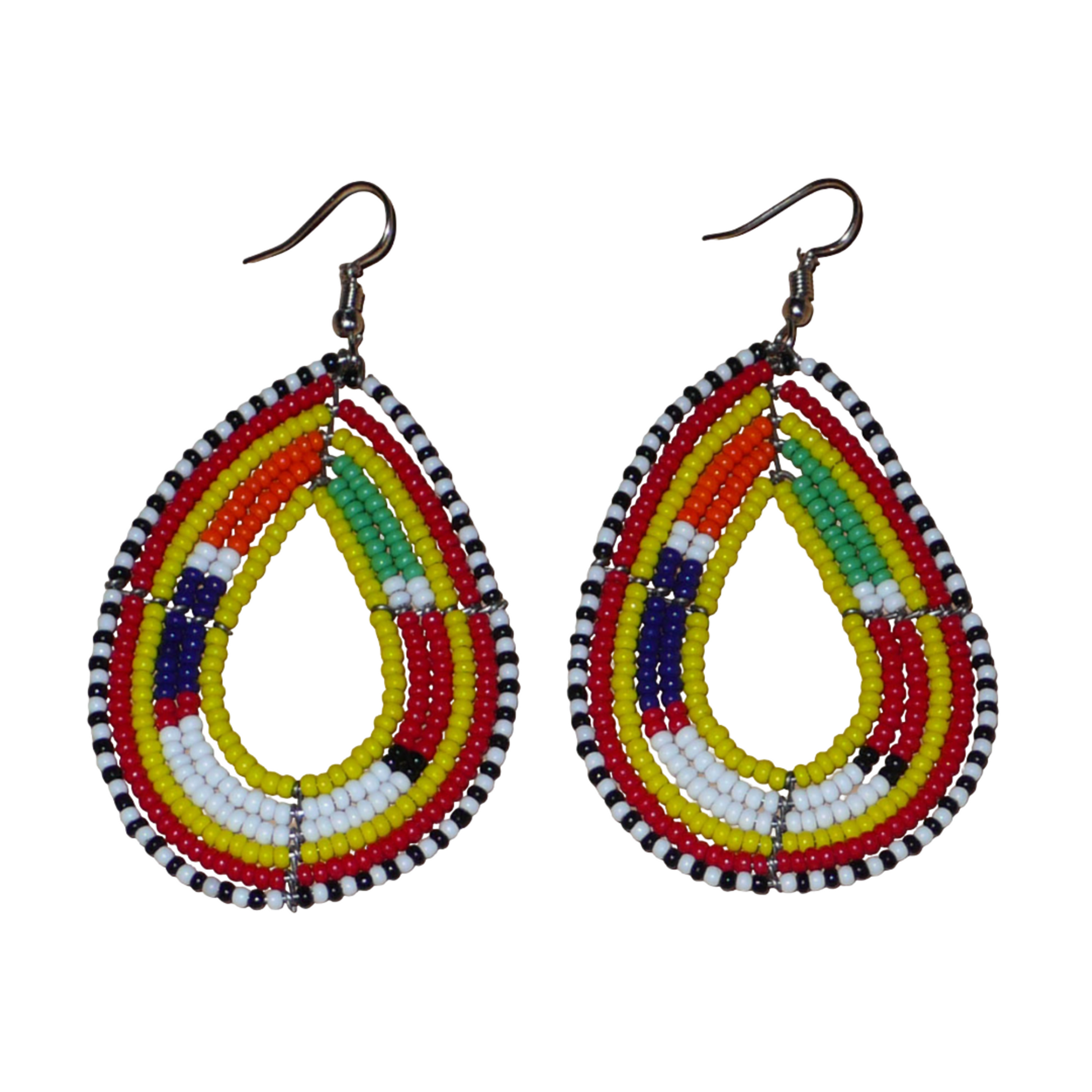 Boucles d'oreilles africaines Massai en perles de rocaille jaunes et multicolores montées en forme de gouttes. Elles mesurent 8 cm de long et 4 cm de large et se portent avec des crochets en acier inoxydable sur des oreilles percées.