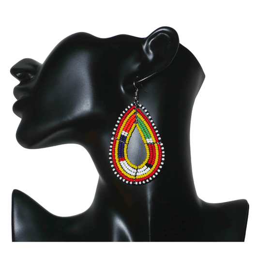 Boucles d'oreilles africaines Massai en perles de rocaille jaunes et multicolores montées en forme de gouttes. Elles mesurent 8 cm de long et 4 cm de large et se portent avec des crochets en acier inoxydable sur des oreilles percées.