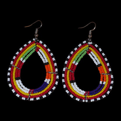 Boucles d'oreilles africaines ethniques Massai en perles de rocaille multicolores montées en forme de gouttes. Ces boucles d'oreilles colorées mesurent 8,5 cm de long et 4,5 cm de large et se portent avec des crochets en acier inoxydable sur des oreilles percées.