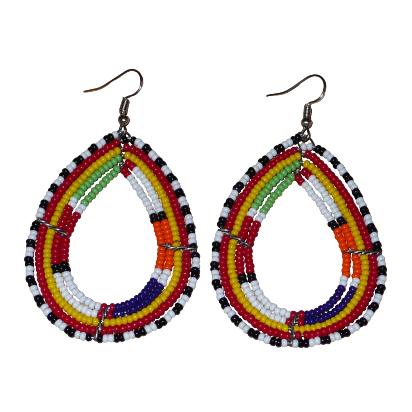Boucles d'oreilles africaines ethniques Massai en perles de rocaille multicolores montées en forme de gouttes. Ces boucles d'oreilles colorées mesurent 8,5 cm de long et 4,5 cm de large et se portent avec des crochets en acier inoxydable sur des oreilles percées.