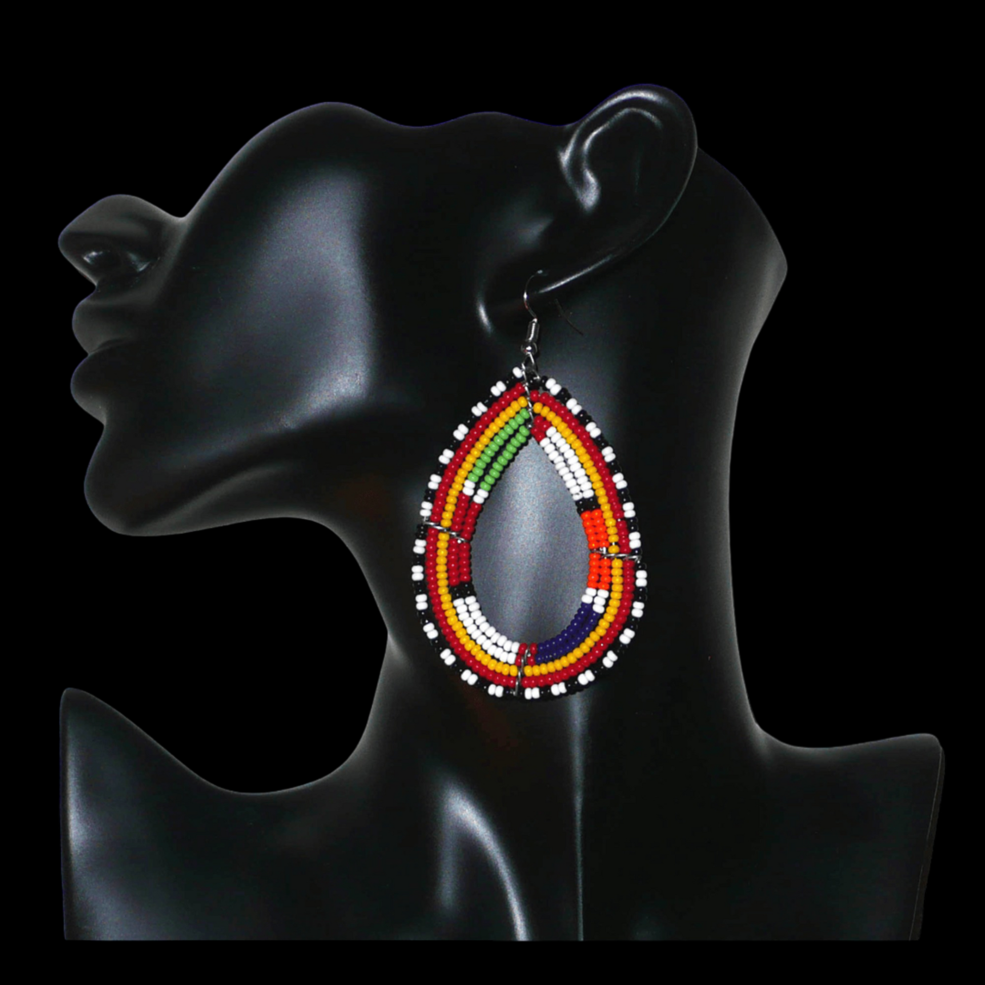Boucles d'oreilles africaines ethniques Massai en perles de rocaille multicolores montées en forme de gouttes. Ces boucles d'oreilles colorées mesurent 8,5 cm de long et 4,5 cm de large et se portent avec des crochets en acier inoxydable sur des oreilles percées.