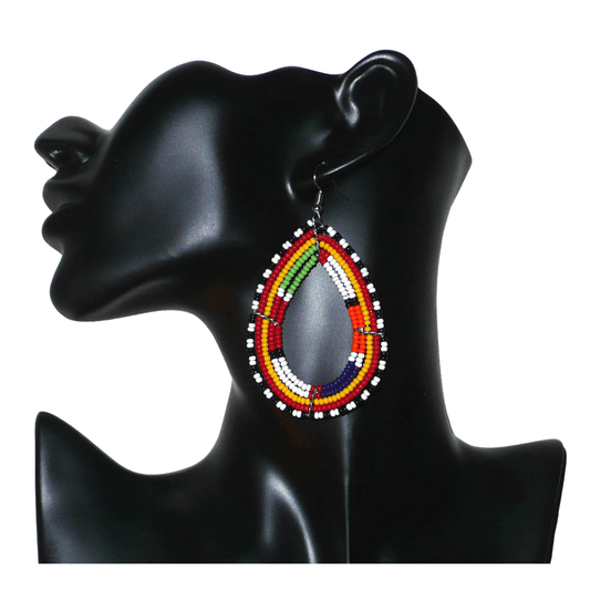 Boucles d'oreilles africaines ethniques Massai en perles de rocaille multicolores montées en forme de gouttes. Ces boucles d'oreilles colorées mesurent 8,5 cm de long et 4,5 cm de large et se portent avec des crochets en acier inoxydable sur des oreilles percées.