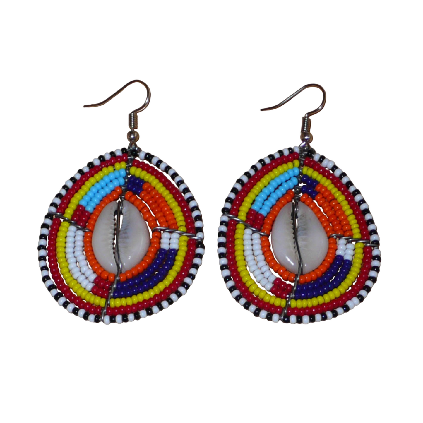 Boucles d'oreilles africaines Massai composées de perles de rocaille multicolores et de coquillages cauris. Elles mesurent 7 cm de long et 4 cm de large et se portent avec des crochets en acier inoxydable sur des oreilles percées.
