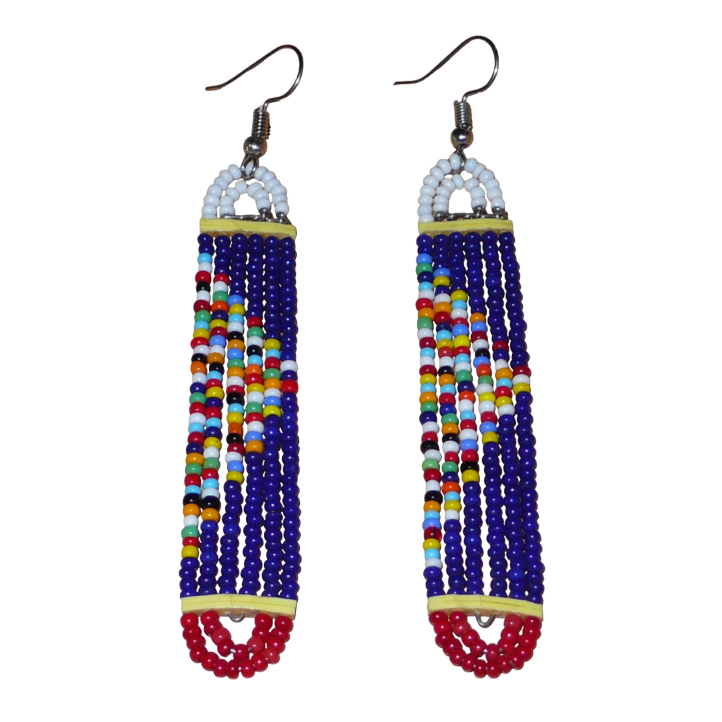 Longues boucles d'oreilles africaines composées de perles de rocaille bleu-blanc-rouge et multicolores enfilées sur six rangées de fils de fer montés en forme de rectangles aux extrémités arrondies. Elles mesurent 9,5 cm de long et 1,5 cm de large, et se portent avec des crochets sur des oreilles percées.