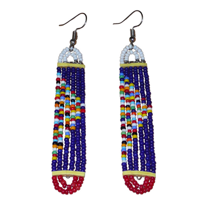 Longues boucles d'oreilles africaines composées de perles de rocaille bleu-blanc-rouge et multicolores enfilées sur six rangées de fils de fer montés en forme de rectangles aux extrémités arrondies. Elles mesurent 9,5 cm de long et 1,5 cm de large, et se portent avec des crochets sur des oreilles percées.
