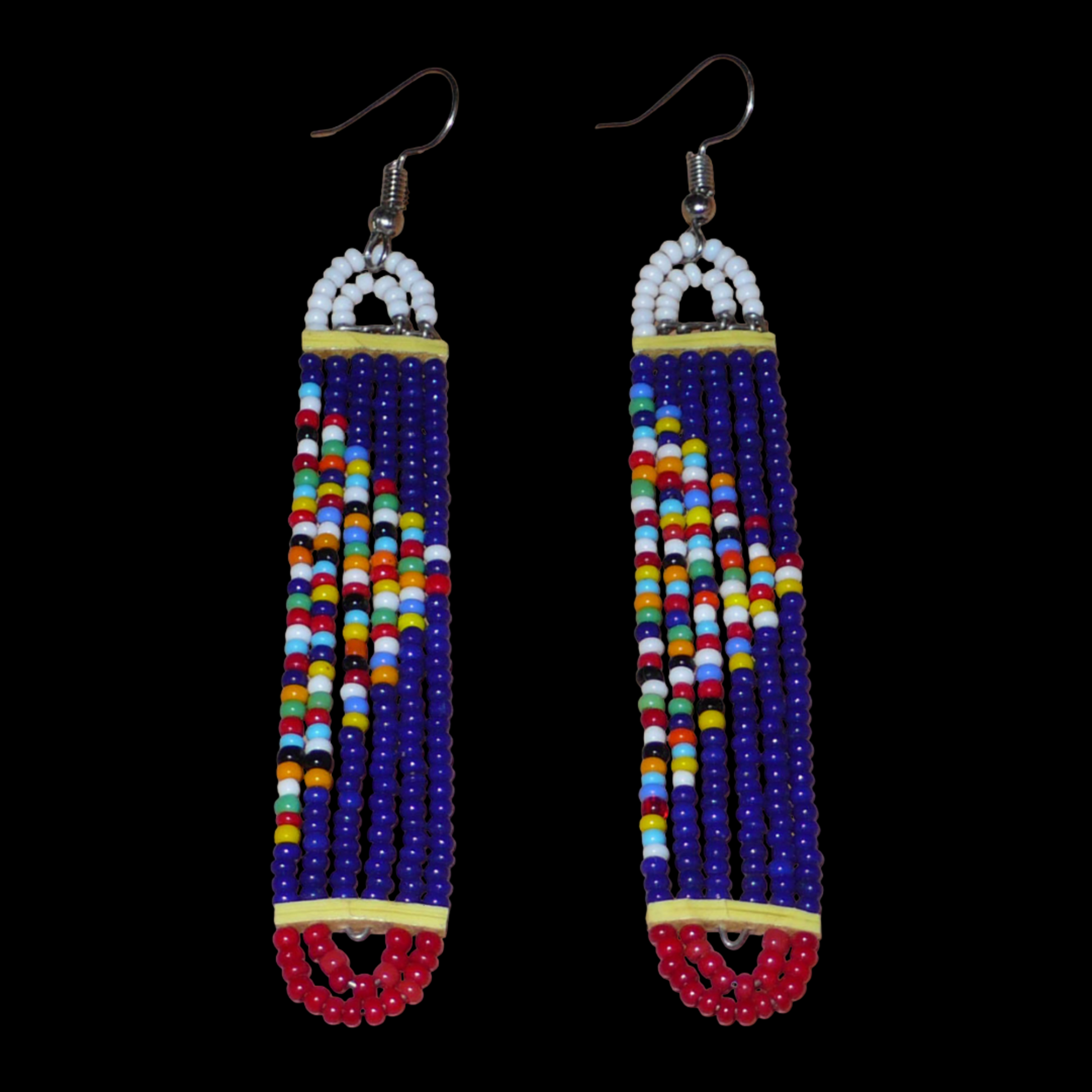 Longues boucles d'oreilles africaines composées de perles de rocaille bleu-blanc-rouge et multicolores enfilées sur six rangées de fils de fer montés en forme de rectangles aux extrémités arrondies. Elles mesurent 9,5 cm de long et 1,5 cm de large, et se portent avec des crochets sur des oreilles percées.