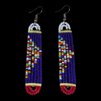 Longues boucles d'oreilles africaines composées de perles de rocaille bleu-blanc-rouge et multicolores enfilées sur six rangées de fils de fer montés en forme de rectangles aux extrémités arrondies. Elles mesurent 9,5 cm de long et 1,5 cm de large, et se portent avec des crochets sur des oreilles percées.