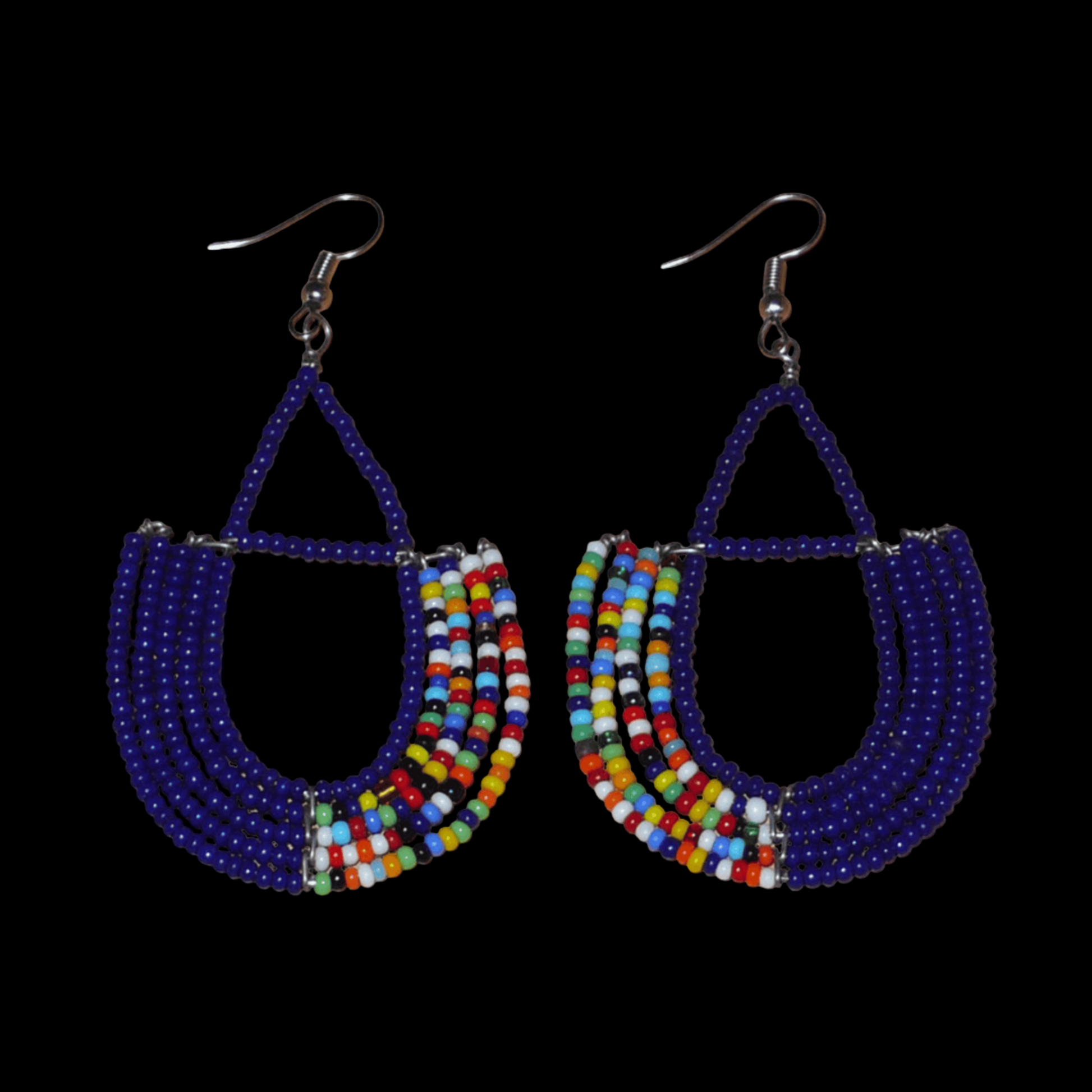 Longues boucles d'oreilles ethniques composées de perles de rocaille bleu foncé et d'un mélange de perles multicolores enfilées sur des fils de fer montés en forme d'ancres. Elles mesurent 8 cm de long et 4 cm de large et se portent avec des crochets en acier inoxydable sur des oreilles percées.