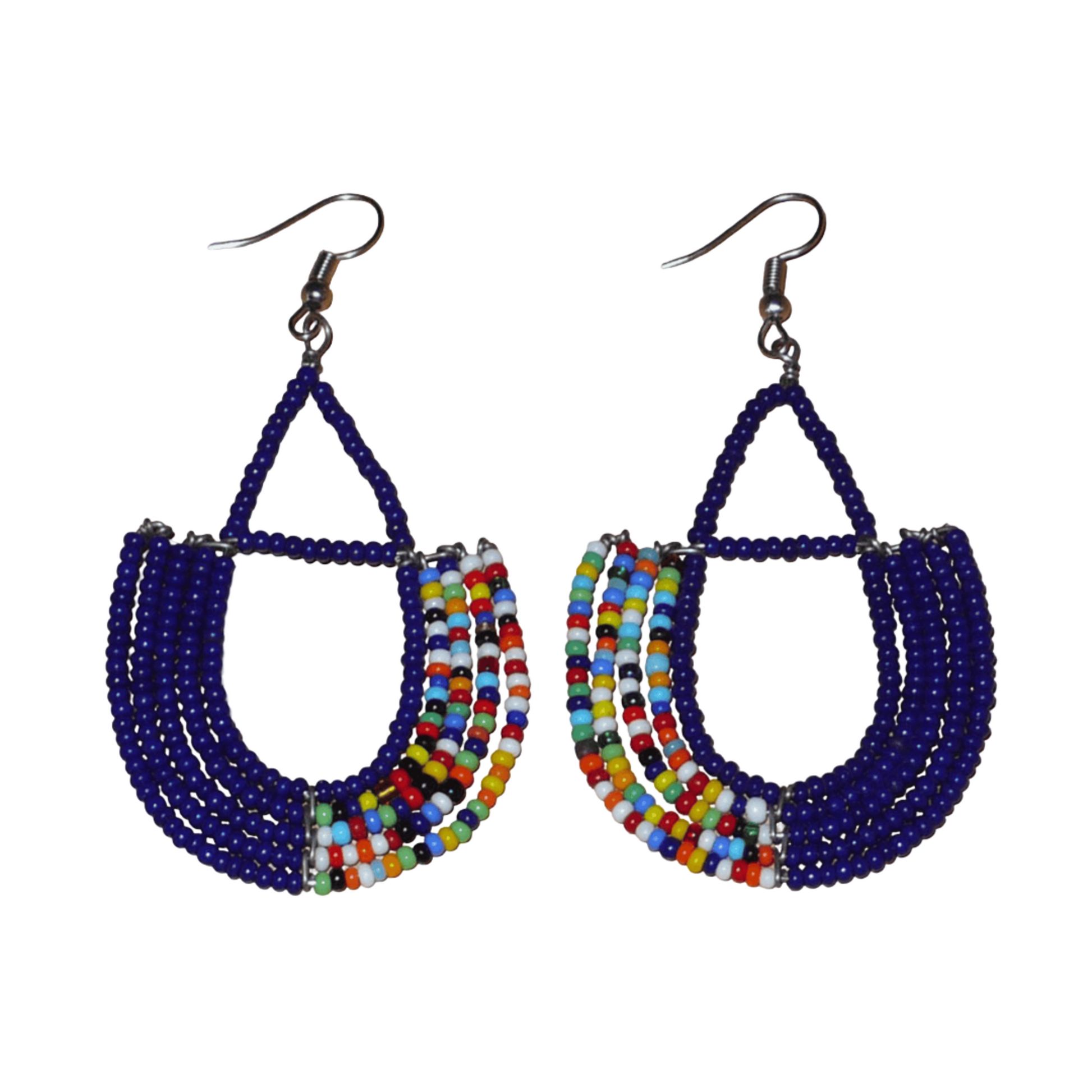 Longues boucles d'oreilles ethniques composées de perles de rocaille bleu foncé et d'un mélange de perles multicolores enfilées sur des fils de fer montés en forme d'ancres. Elles mesurent 8 cm de long et 4 cm de large et se portent avec des crochets en acier inoxydable sur des oreilles percées.