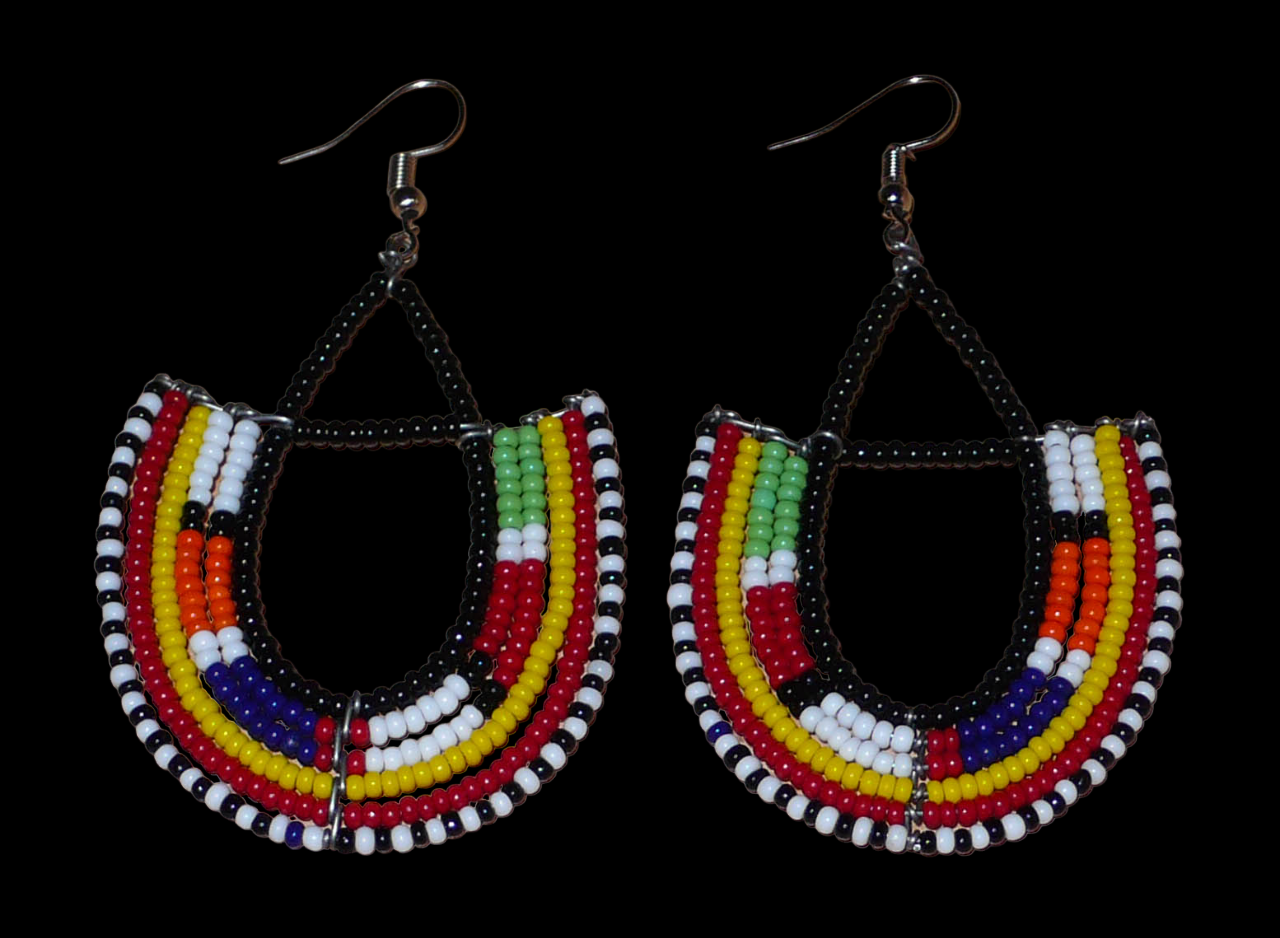 Boucles d'oreilles africaines traditionnelles fabriquées au Kenya par des femmes de la tribu Massai ; elles se composent de perles de rocaille noires et multicolores montées en forme d'ancres, et mesurent 7,5 cm de long et 4,5 cm de large. Elles se portent sur des oreilles percées avec des crochets en acier inoxydable.