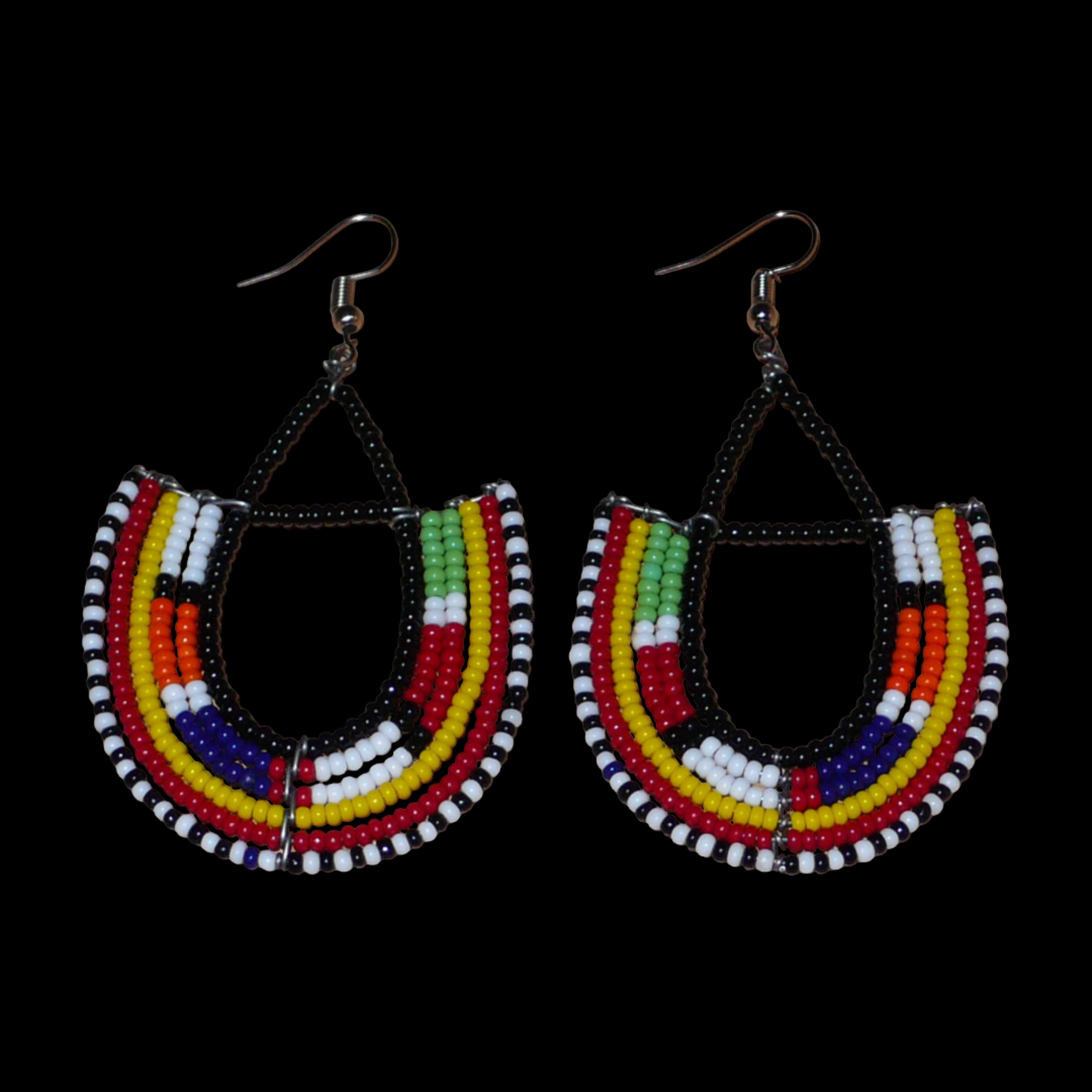 Boucles d'oreilles africaines traditionnelles fabriquées au Kenya par des femmes de la tribu Massai ; elles se composent de perles de rocaille noires et multicolores montées en forme d'ancres, et mesurent 7,5 cm de long et 4,5 cm de large. Elles se portent sur des oreilles percées avec des crochets en acier inoxydable.