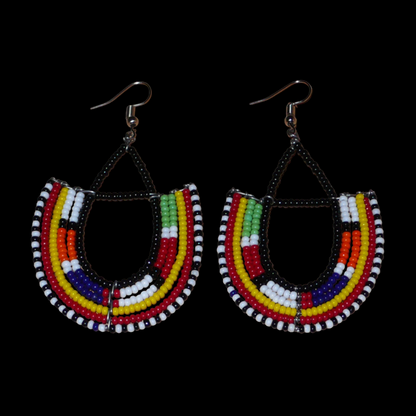 Boucles d'oreilles africaines traditionnelles fabriquées au Kenya par des femmes de la tribu Massai ; elles se composent de perles de rocaille noires et multicolores montées en forme d'ancres, et mesurent 7,5 cm de long et 4,5 cm de large. Elles se portent sur des oreilles percées avec des crochets en acier inoxydable.