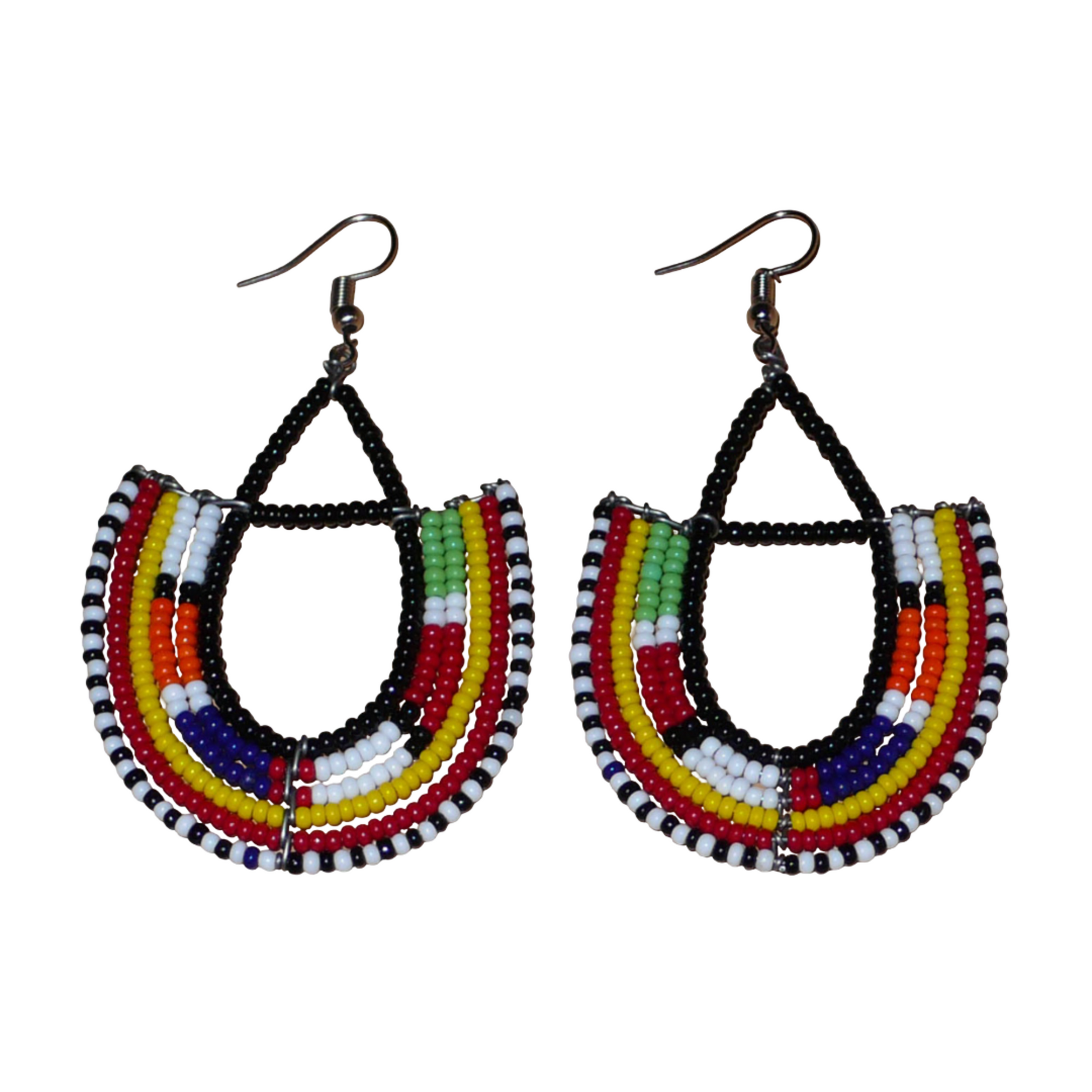 Boucles d'oreilles africaines traditionnelles fabriquées au Kenya par des femmes de la tribu Massai ; elles se composent de perles de rocaille noires et multicolores montées en forme d'ancres, et mesurent 7,5 cm de long et 4,5 cm de large. Elles se portent sur des oreilles percées avec des crochets en acier inoxydable.