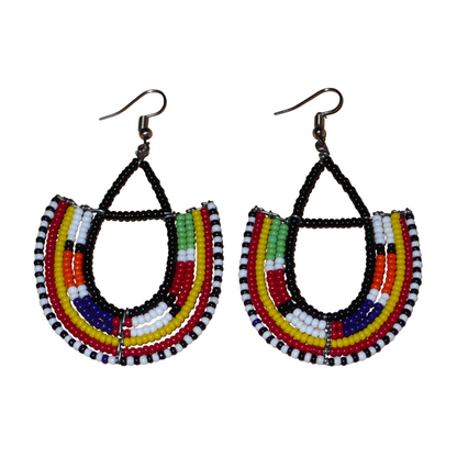 Boucles d'oreilles africaines traditionnelles fabriquées au Kenya par des femmes de la tribu Massai ; elles se composent de perles de rocaille noires et multicolores montées en forme d'ancres, et mesurent 7,5 cm de long et 4,5 cm de large. Elles se portent sur des oreilles percées avec des crochets en acier inoxydable.