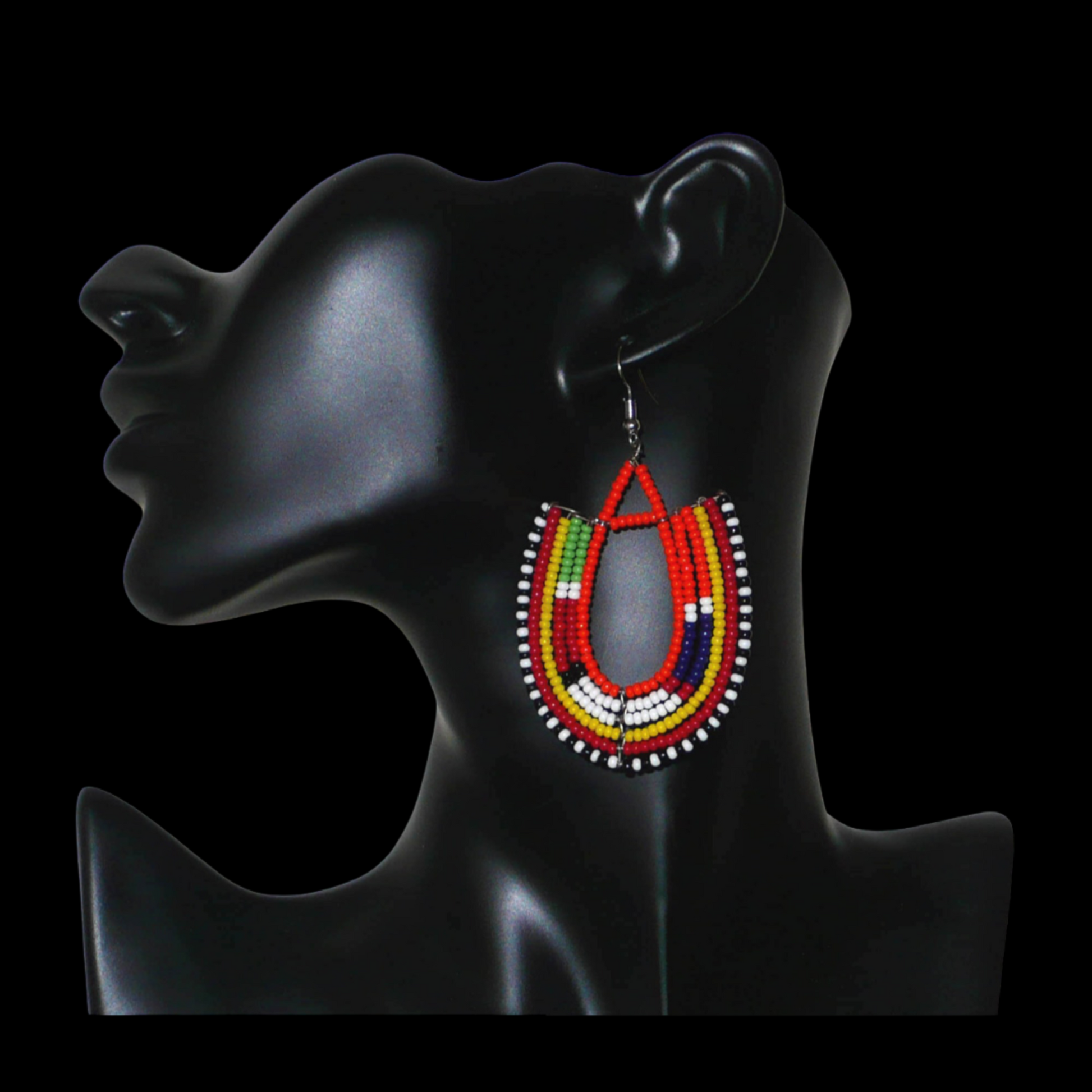 Boucles d'oreilles africaines de tradition ethnique Massai en perles de rocaille orange et multicolores montées en forme d'ancres. Elles mesurent 8 cm de long et se portent sur des oreilles percées.