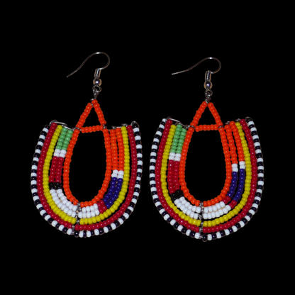 Boucles d'oreilles africaines de tradition ethnique Massai en perles de rocaille orange et multicolores montées en forme d'ancres. Elles mesurent 8 cm de long et se portent sur des oreilles percées.