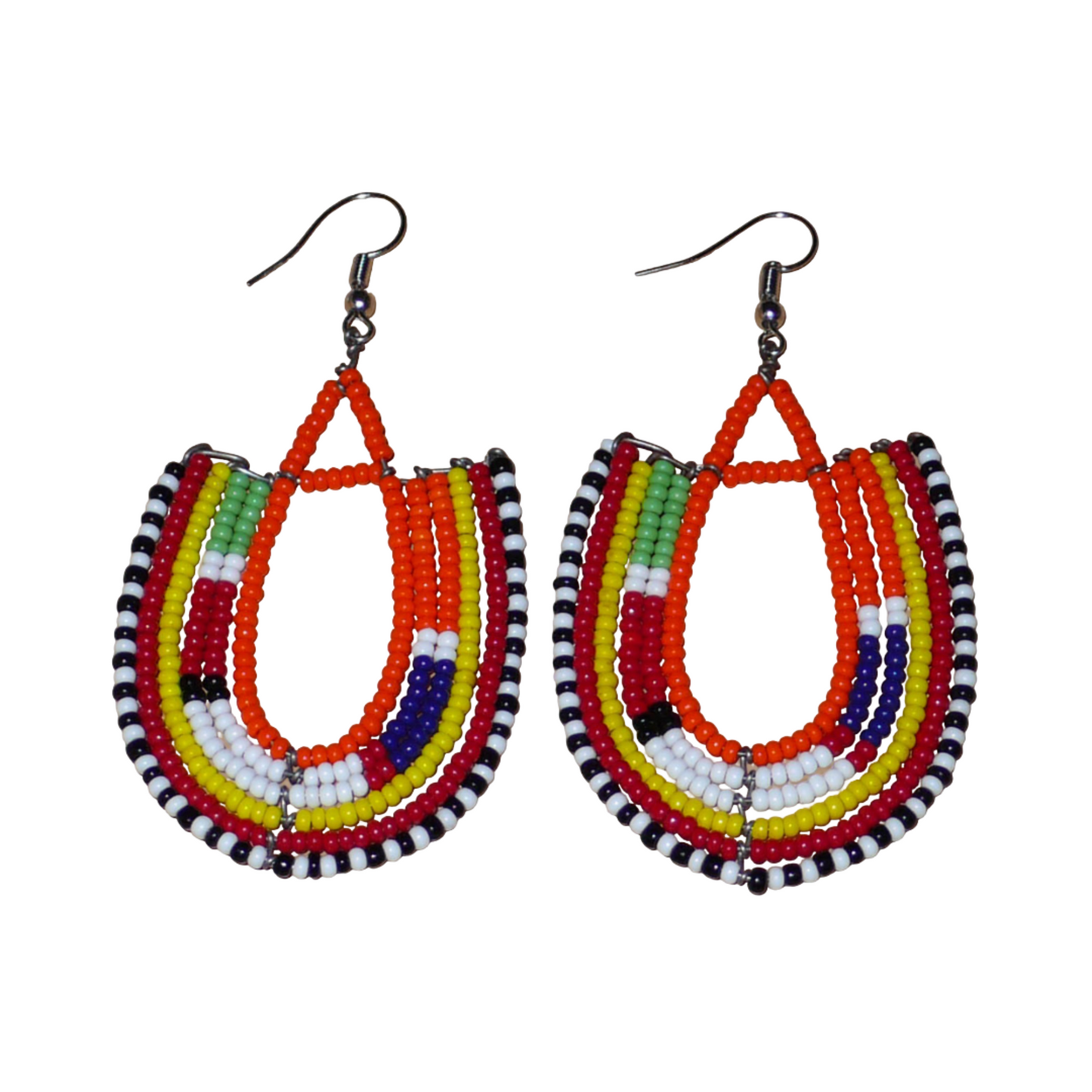 Boucles d'oreilles africaines de tradition ethnique Massai en perles de rocaille orange et multicolores montées en forme d'ancres. Elles mesurent 8 cm de long et se portent sur des oreilles percées.