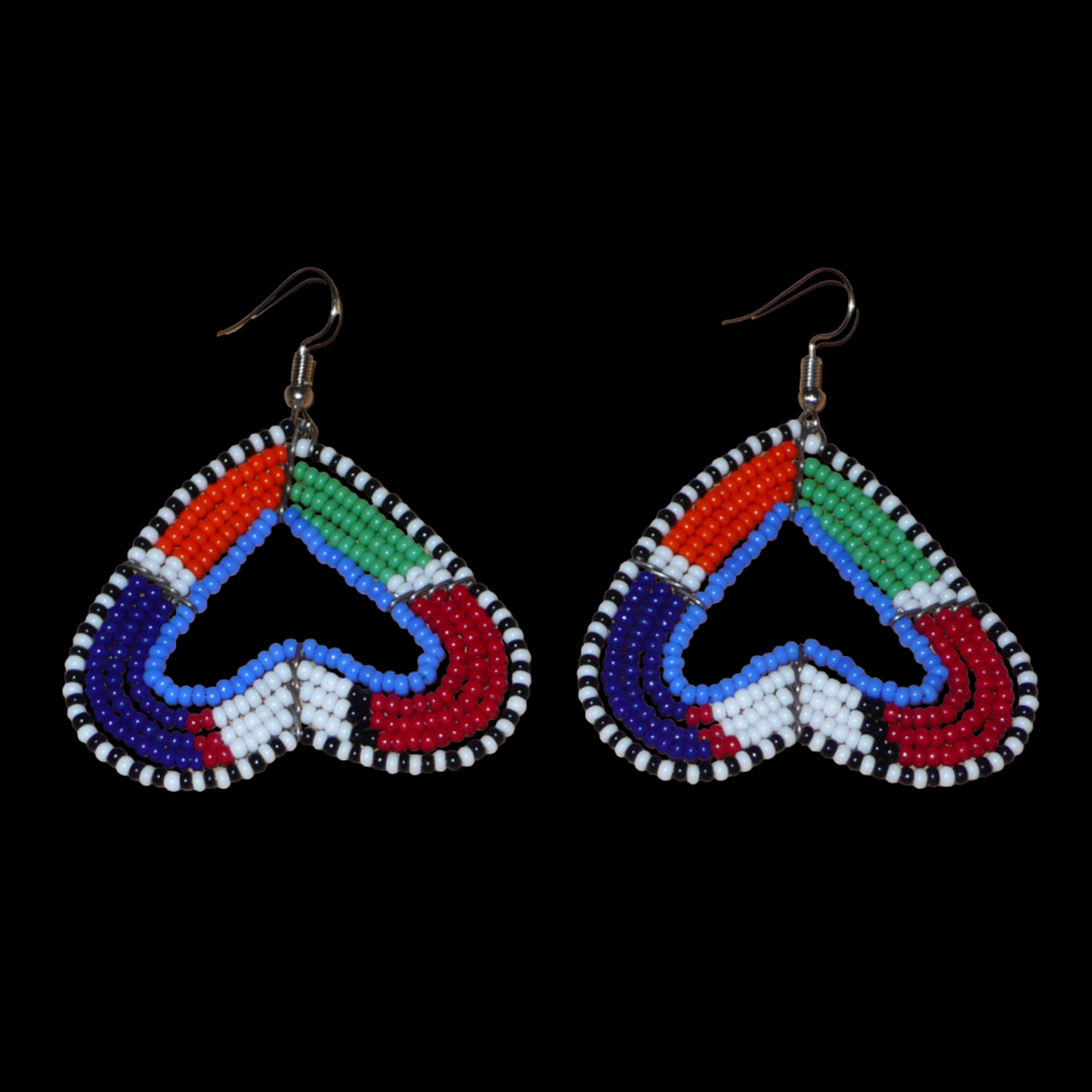 Boucles d'oreilles africaines Massai de fabrication artisanale kenyane composées de perles de rocaille multicolores glissées sur cinq rangées de fils de fer montés en forme de cœurs inversés. Cette paire de boucles d'oreilles de taille moyenne mesure 6.5 cm de long et 5 cm de large ; elle se porte avec des crochets en acier inoxydable sur des oreilles percées.