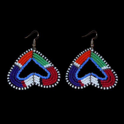 Boucles d'oreilles africaines Massai de fabrication artisanale kenyane composées de perles de rocaille multicolores glissées sur cinq rangées de fils de fer montés en forme de cœurs inversés. Cette paire de boucles d'oreilles de taille moyenne mesure 6.5 cm de long et 5 cm de large ; elle se porte avec des crochets en acier inoxydable sur des oreilles percées.