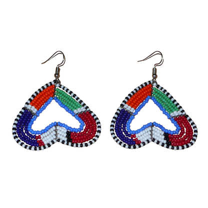 Boucles d'oreilles africaines Massai de fabrication artisanale kenyane composées de perles de rocaille multicolores glissées sur cinq rangées de fils de fer montés en forme de cœurs inversés. Cette paire de boucles d'oreilles de taille moyenne mesure 6.5 cm de long et 5 cm de large ; elle se porte avec des crochets en acier inoxydable sur des oreilles percées.