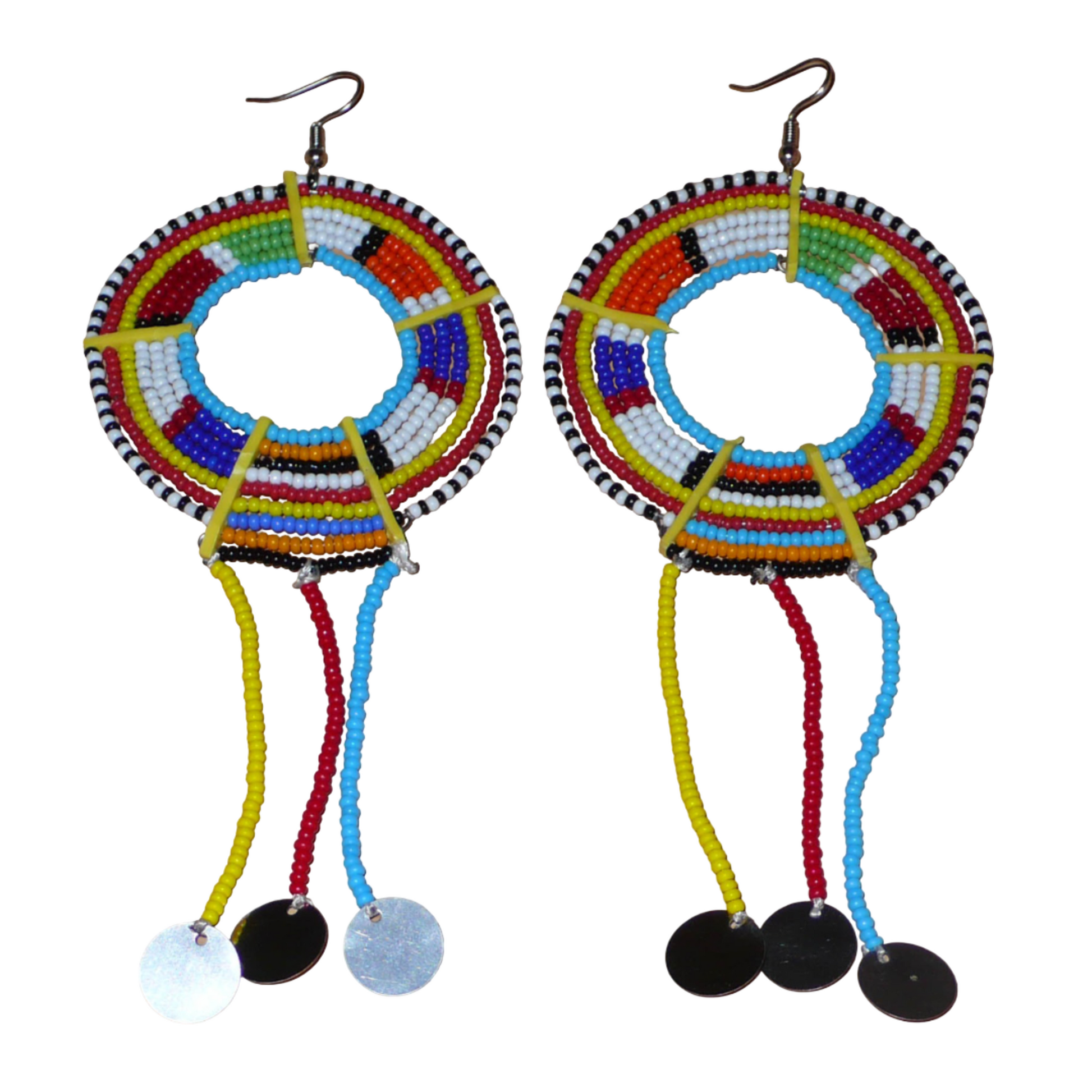 Boucles d'oreilles africaines multicolores confectionnées au Kenya dans la plus pure tradition tribale Massai. Elles se composent de perles de rocaille multicolores glissées sur des fils de fer montés en cercles fixés sur des charnières en plastique jaune, et se prolongent de franges perlées ornées de disques en métal. Surdimensionnées, ces longues boucles d'oreilles ethniques au style résolument afro mesurent 15 cm de long et se portent sur des oreilles percées.