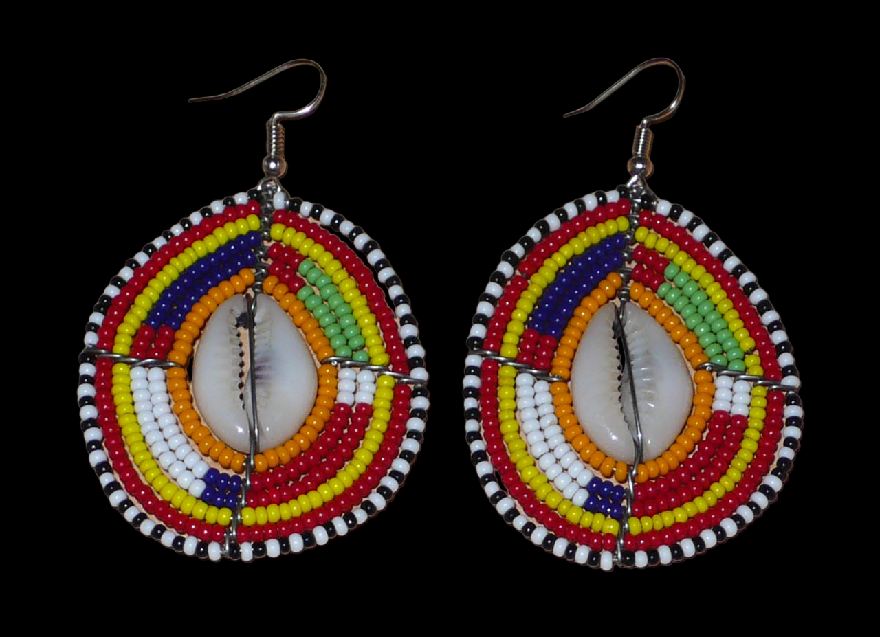 Boucles d'oreilles africaines à motifs ethniques traditionnels Massai composées de perles multicolores et de coquillages cauris ; elles mesurent 7 cm de long et 4 cm de large et se portent avec des crochets en acier inoxydable sur des oreilles percées.