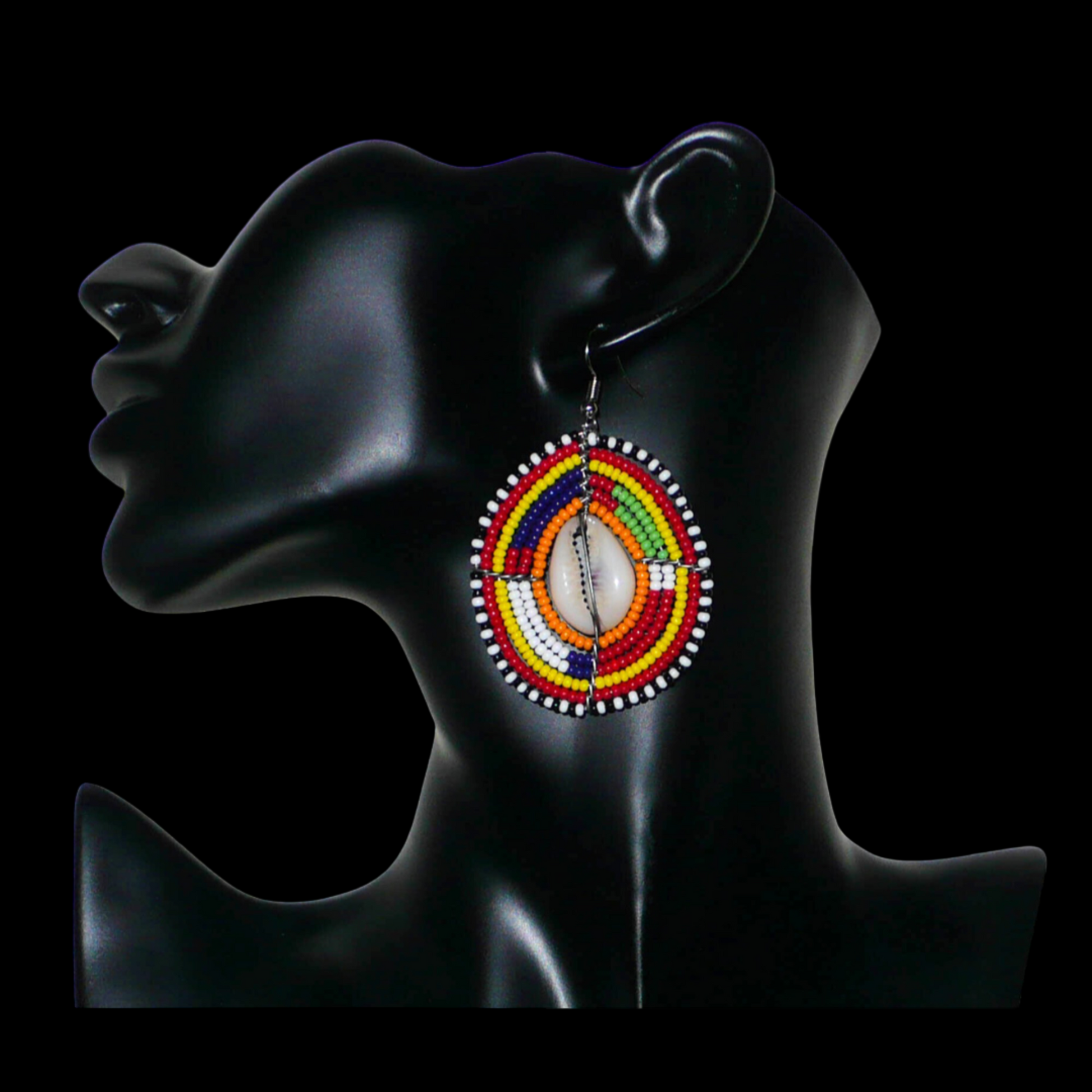Boucles d'oreilles africaines à motifs ethniques traditionnels Massai composées de perles multicolores et de coquillages cauris ; elles mesurent 7 cm de long et 4 cm de large et se portent avec des crochets en acier inoxydable sur des oreilles percées.
