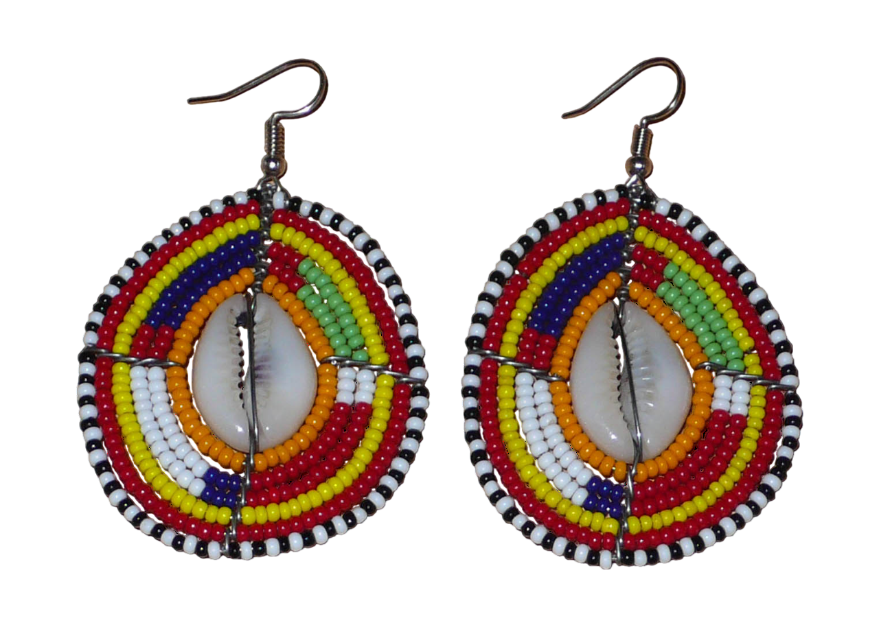 Boucles d'oreilles africaines à motifs ethniques traditionnels Massai composées de perles multicolores et de coquillages cauris ; elles mesurent 7 cm de long et 4 cm de large et se portent avec des crochets en acier inoxydable sur des oreilles percées.