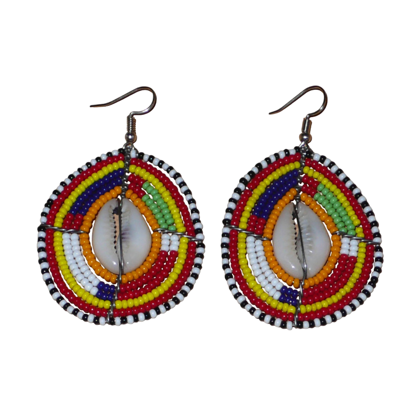 Boucles d'oreilles africaines à motifs ethniques traditionnels Massai composées de perles multicolores et de coquillages cauris ; elles mesurent 7 cm de long et 4 cm de large et se portent avec des crochets en acier inoxydable sur des oreilles percées.