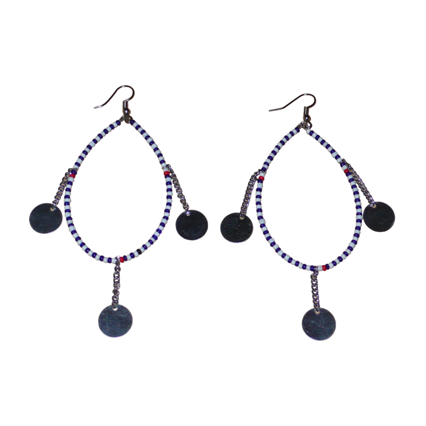 Longues boucles d'oreilles africaines  Massai composées de perles bleu foncé, blanches et rouges enfilées sur un brin de fil de fer monté en forme de goutte, et décorées de chaînettes ornées de disques métalliques. Elles mesurent 11 cm de long et 4,5 cm de large et se portent avec des crochets en acier inoxydable sur des oreilles percées.