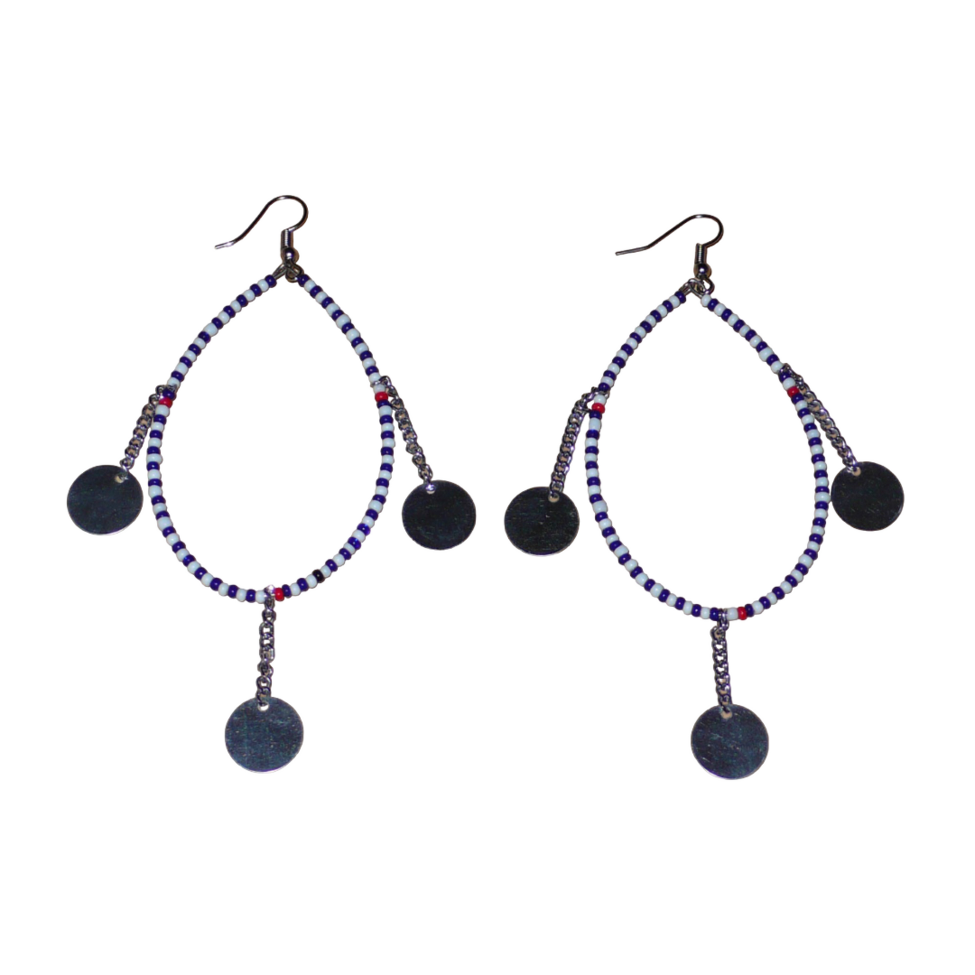 Longues boucles d'oreilles africaines  Massai composées de perles bleu foncé, blanches et rouges enfilées sur un brin de fil de fer monté en forme de goutte, et décorées de chaînettes ornées de disques métalliques. Elles mesurent 11 cm de long et 4,5 cm de large et se portent avec des crochets en acier inoxydable sur des oreilles percées.