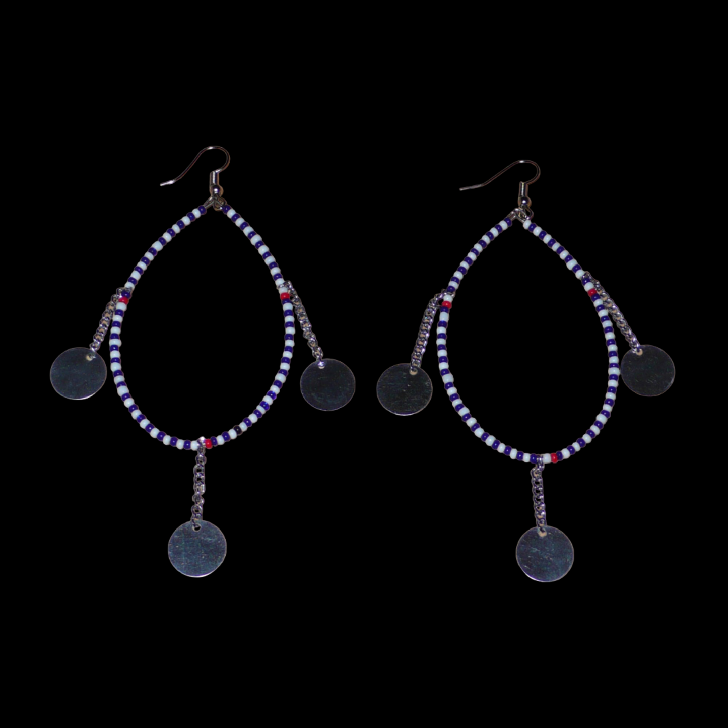 Longues boucles d'oreilles africaines  Massai composées de perles bleu foncé, blanches et rouges enfilées sur un brin de fil de fer monté en forme de goutte, et décorées de chaînettes ornées de disques métalliques. Elles mesurent 11 cm de long et 4,5 cm de large et se portent avec des crochets en acier inoxydable sur des oreilles percées.