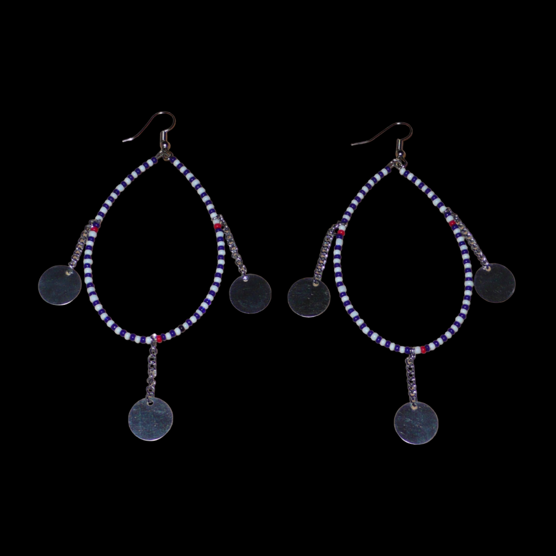 Longues boucles d'oreilles africaines  Massai composées de perles bleu foncé, blanches et rouges enfilées sur un brin de fil de fer monté en forme de goutte, et décorées de chaînettes ornées de disques métalliques. Elles mesurent 11 cm de long et 4,5 cm de large et se portent avec des crochets en acier inoxydable sur des oreilles percées.