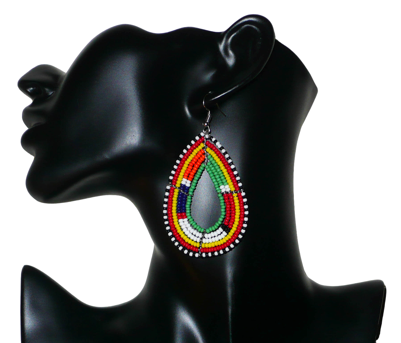 Boucles d'oreilles africaines à motifs ethniques Massai composées de perles de rocaille vertes et multicolores enfilées sur des fils de fer montés en forme de gouttes. Elles mesurent 8 cm de long et 4 cm de large et se portent avec des crochets en acier inoxydable sur des oreilles percées. Timeless Fineries