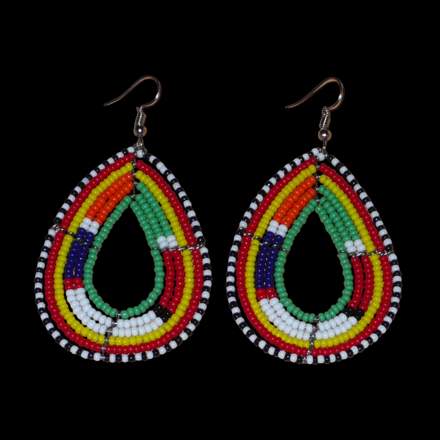 Boucles d'oreilles africaines à motifs ethniques Massai composées de perles de rocaille vertes et multicolores enfilées sur des fils de fer montés en forme de gouttes. Elles mesurent 8 cm de long et 4 cm de large, et se portent avec des crochets en acier inoxydable sur des oreilles percées.