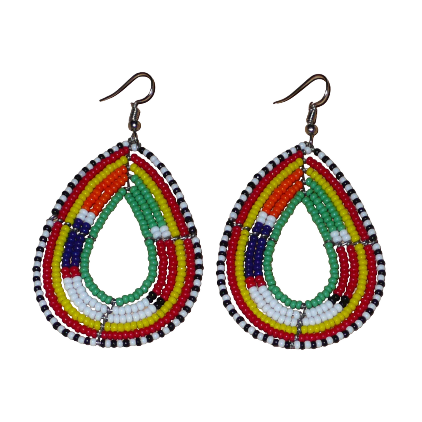 Boucles d'oreilles africaines à motifs ethniques Massai composées de perles de rocaille vertes et multicolores enfilées sur des fils de fer montés en forme de gouttes. Elles mesurent 8 cm de long et 4 cm de large, et se portent avec des crochets en acier inoxydable sur des oreilles percées.
