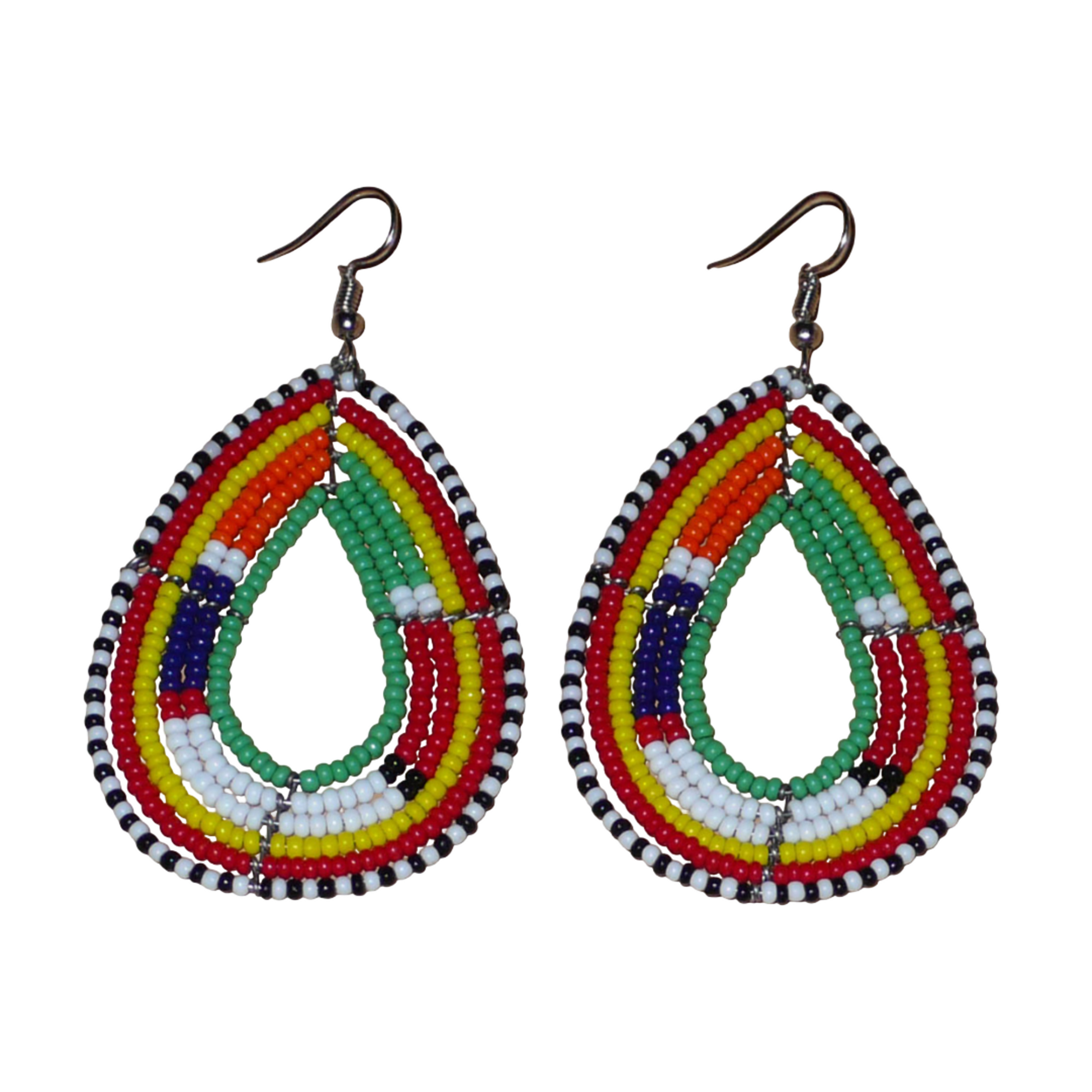 Boucles d'oreilles africaines à motifs ethniques Massai composées de perles de rocaille vertes et multicolores enfilées sur des fils de fer montés en forme de gouttes. Elles mesurent 8 cm de long et 4 cm de large, et se portent avec des crochets en acier inoxydable sur des oreilles percées.