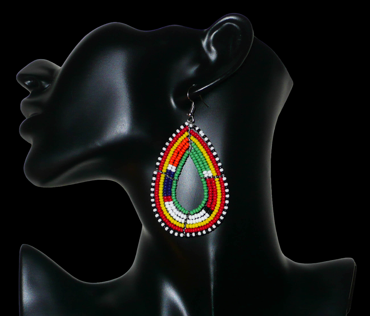 Boucles d'oreilles africaines à motifs ethniques Massai composées de perles de rocaille vertes et multicolores enfilées sur des fils de fer montés en forme de gouttes. Elles mesurent 8 cm de long et 4 cm de large et se portent avec des crochets en acier inoxydable sur des oreilles percées. Timeless Fineries