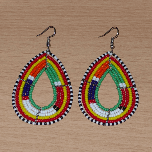 Boucles d'oreilles africaines à motifs ethniques Massai composées de perles de rocaille vertes et multicolores enfilées sur des fils de fer montés en forme de gouttes. Elles mesurent 8 cm de long et 4 cm de large, et se portent avec des crochets en acier inoxydable sur des oreilles percées.