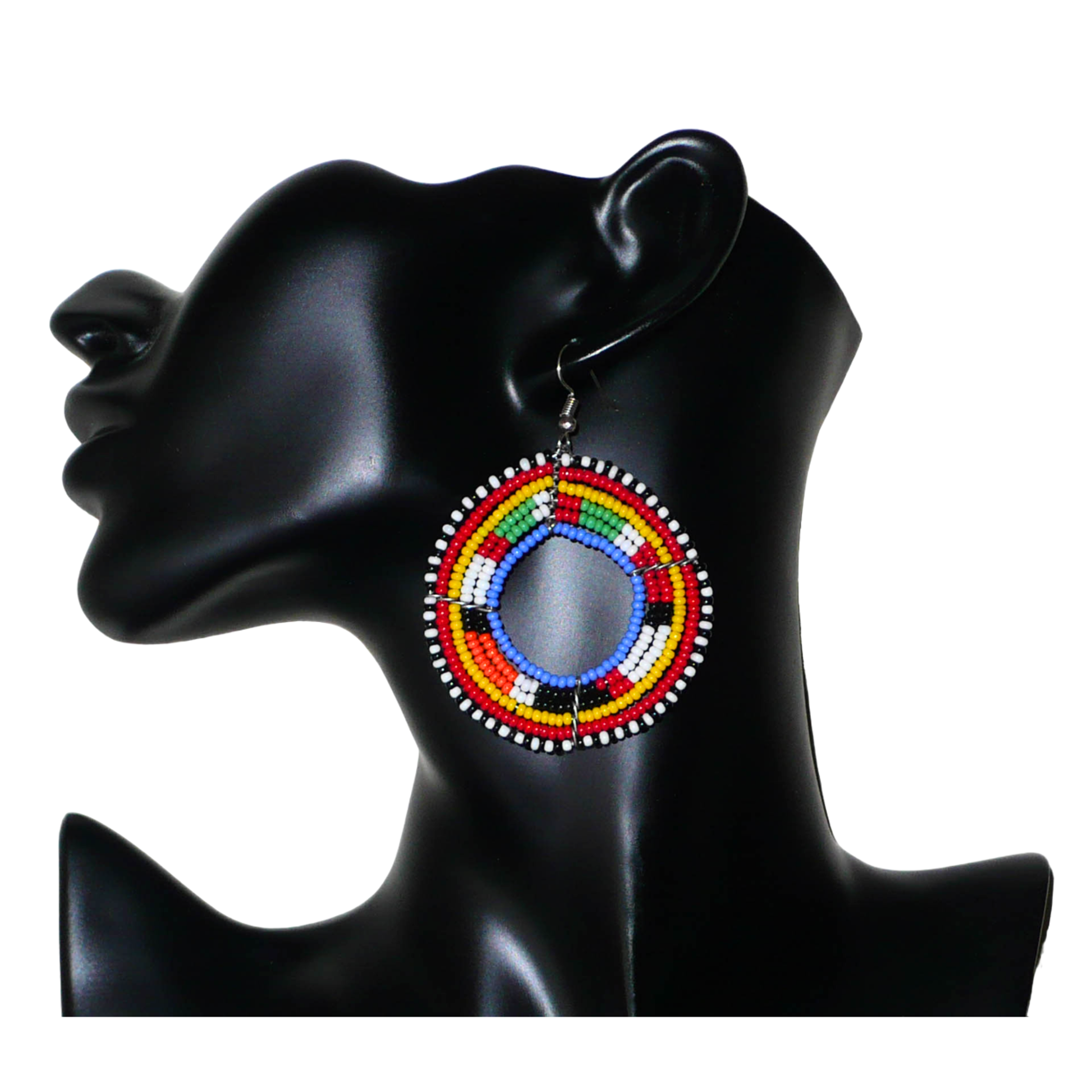Boucles d'oreilles africaines traditionnelles Massai au style afro chic des années 70 composées de perles bleu et multicolores enfilées sur des structures circulaires en fils de fer. Elles mesurent 7 cm de long et 5 cm de large.