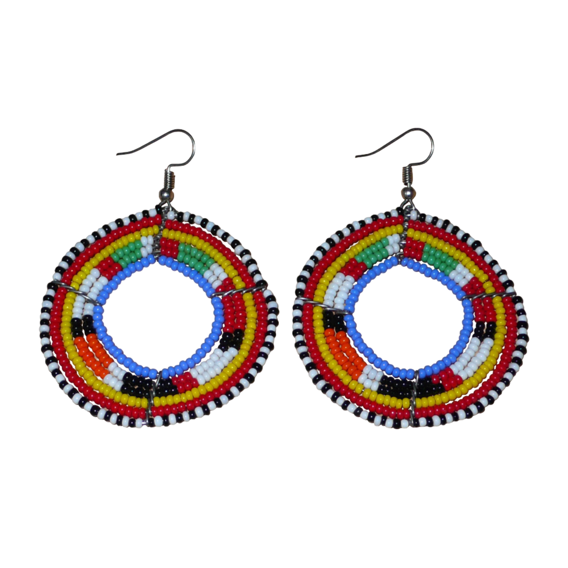 Boucles d'oreilles africaines traditionnelles Massai au style afro chic des années 70 composées de perles bleu et multicolores enfilées sur des structures circulaires en fils de fer. Elles mesurent 7 cm de long et 5 cm de large.