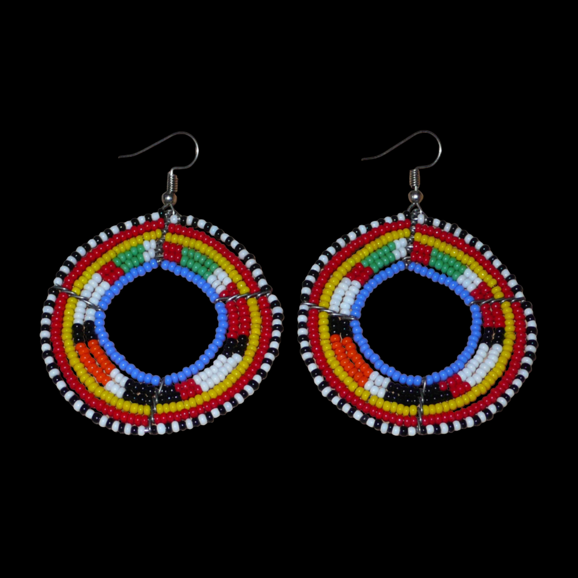 Boucles d'oreilles africaines traditionnelles Massai au style afro chic des années 70 composées de perles bleu et multicolores enfilées sur des structures circulaires en fils de fer. Elles mesurent 7 cm de long et 5 cm de large.