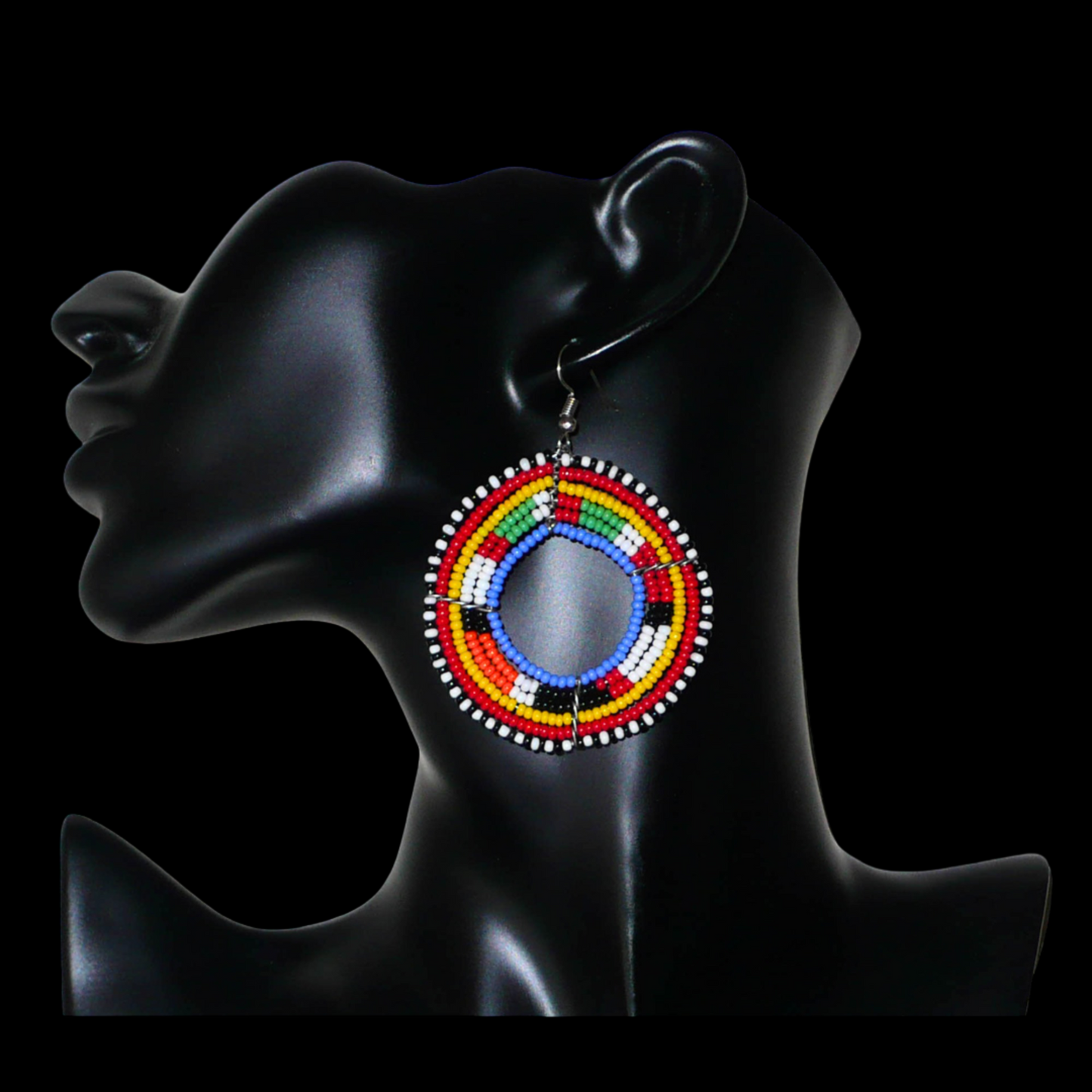 Boucles d'oreilles africaines traditionnelles Massai au style afro chic des années 70 composées de perles bleu et multicolores enfilées sur des structures circulaires en fils de fer. Elles mesurent 7 cm de long et 5 cm de large.