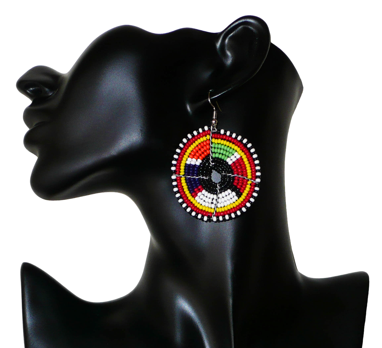 Boucles d'oreilles ethniques à motifs traditionnels Massai noirs et multicolores. De taille moyenne, elles mesurent 6,5 cm de long et 4,5 cm de large et se portent sur des oreilles percées.