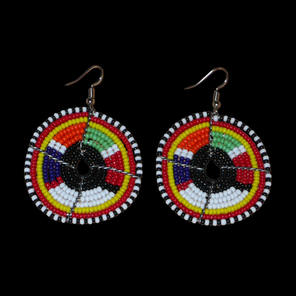 Boucles d'oreilles ethniques rondes à motifs traditionnels Massai en perles noires et multicolores. De taille moyenne, elles mesurent 6,5 cm de long et 4,5 cm de large et se portent sur des oreilles percées.