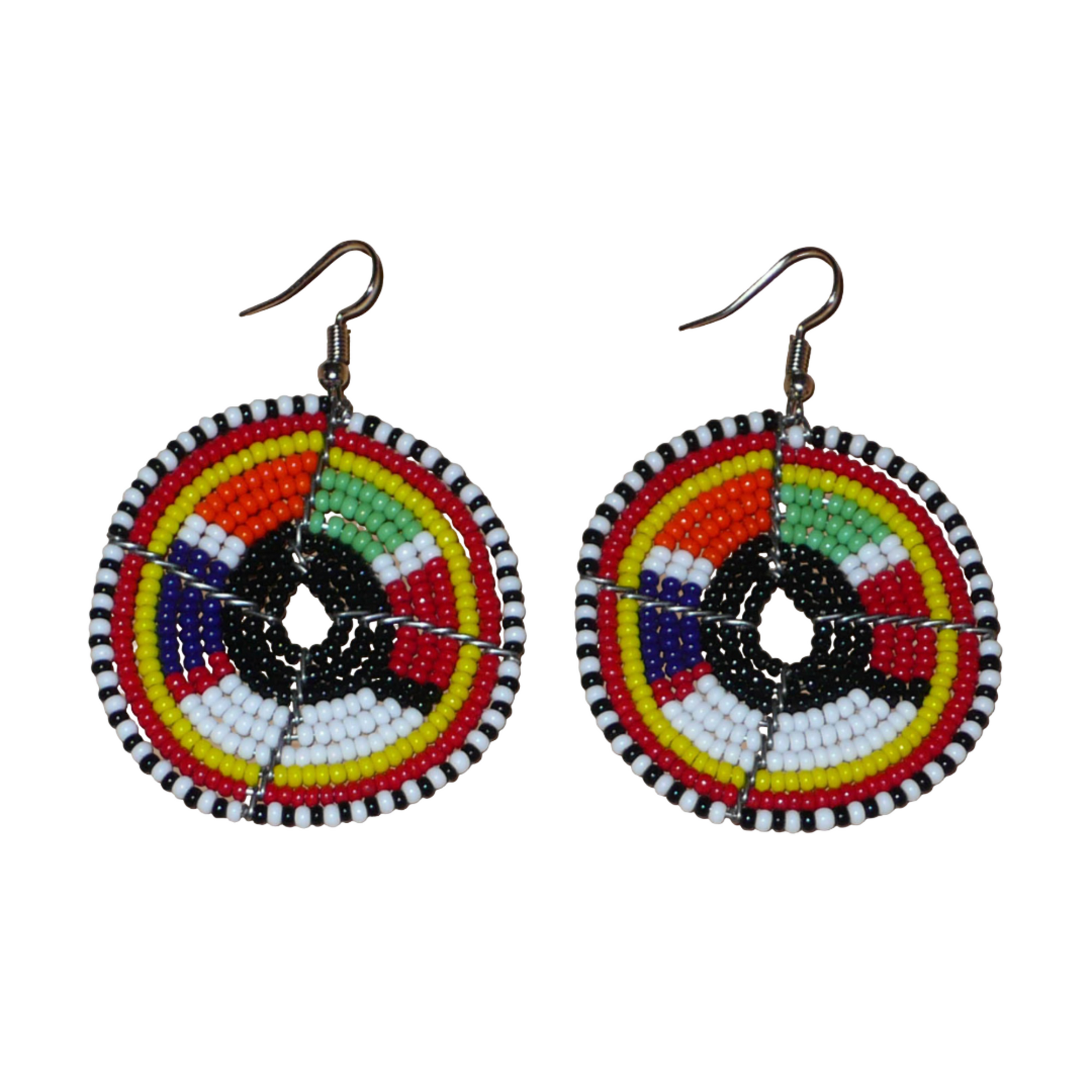 Boucles d'oreilles ethniques rondes à motifs traditionnels Massai en perles noires et multicolores. De taille moyenne, elles mesurent 6,5 cm de long et 4,5 cm de large et se portent sur des oreilles percées.