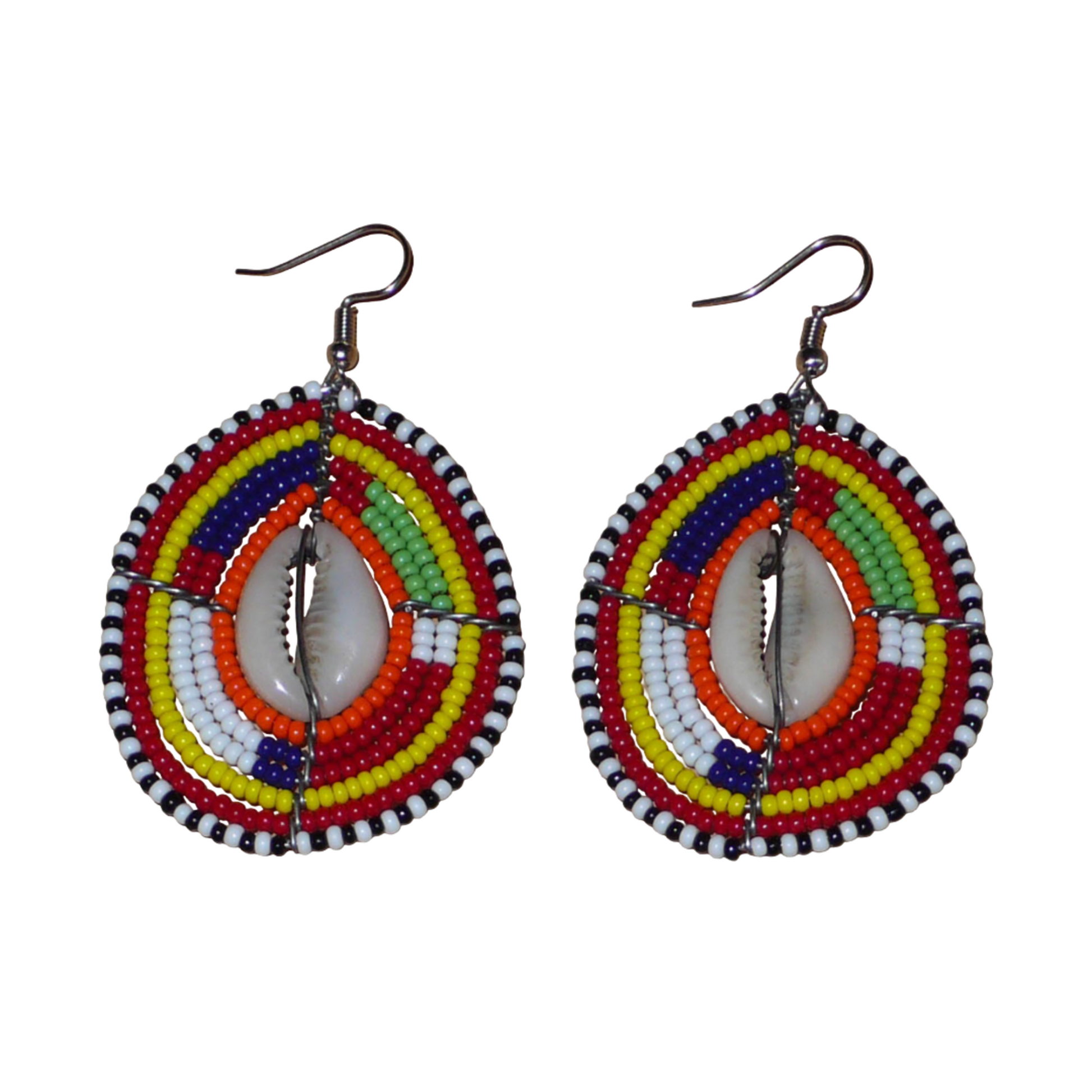 Boucles d'oreilles africaines à motifs ethniques composées de perles et de coquillages montés en forme de boucliers Massai. Elles mesurent 7 cm de long et 4 cm de large et se portent sur des oreilles percées. 