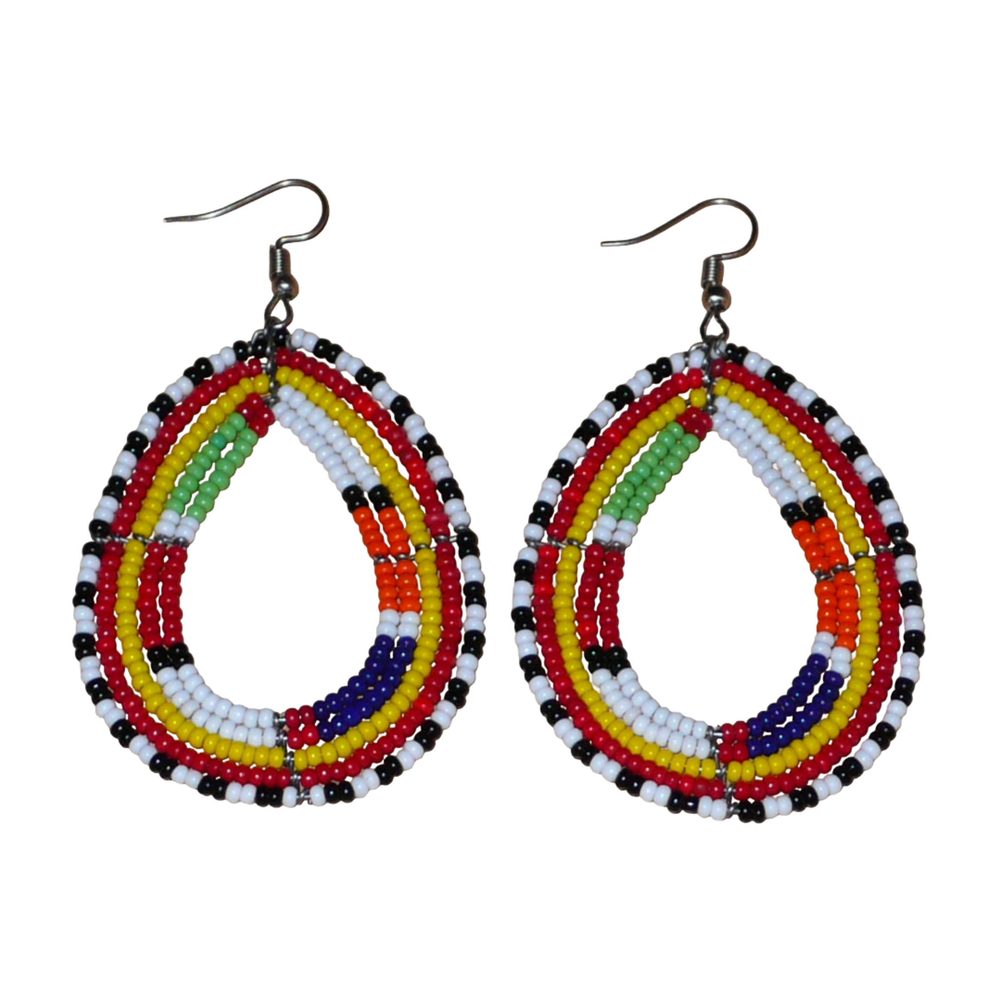 Apportez une touche de couleur à votre style avec ces boucles d'oreilles africaines issues de la tradition artisanale Massai : confectionnées avec des perles de rocaille multicolores montées en forme gouttes, elles sont parfaites pour sublimer votre look au quotidien ou lors d'occasions spéciales. Ces boucles d'oreilles colorées aux accents ethniques afro chic mesurent 8 cm de long et 4.5 cm de large ; elles se portent avec des crochets en acier inoxydable sur des oreilles percées.