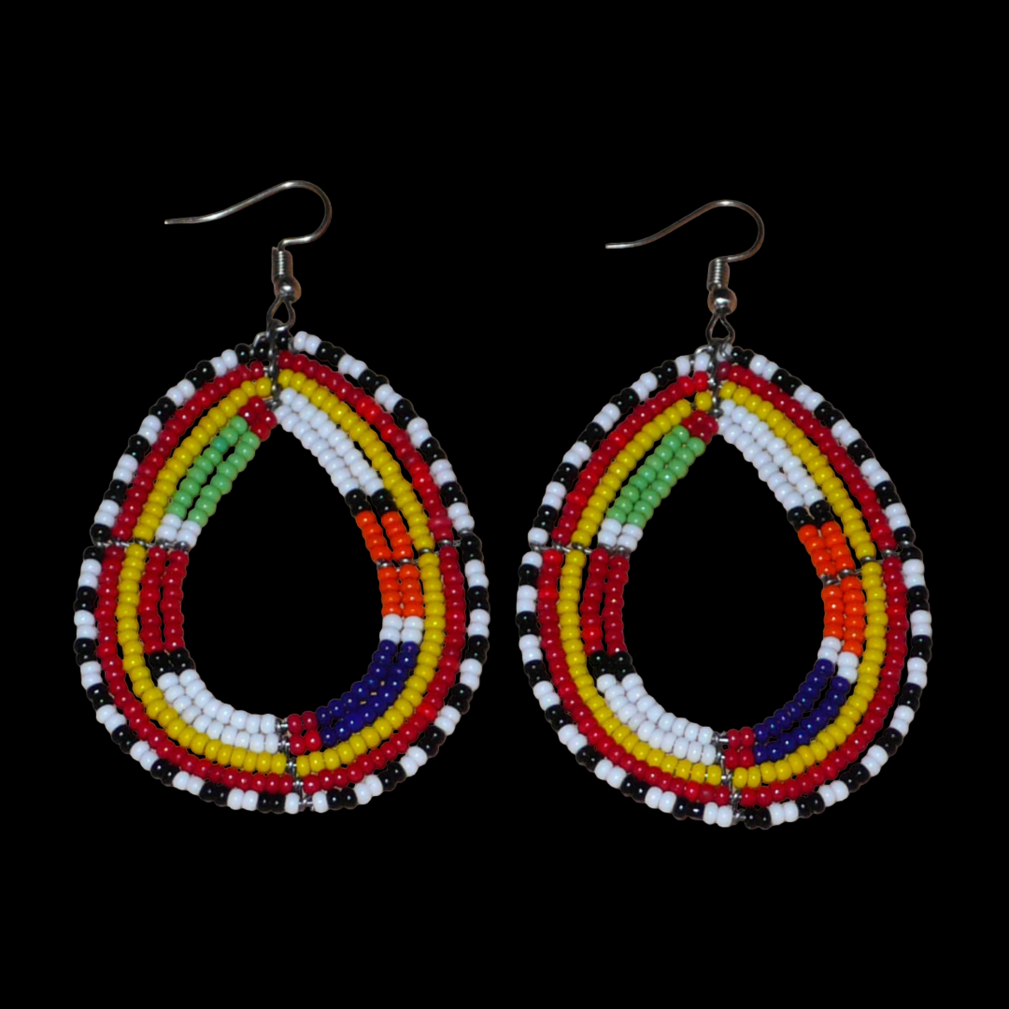 Apportez une touche de couleur à votre style avec ces boucles d'oreilles africaines issues de la tradition artisanale Massai : confectionnées avec des perles de rocaille multicolores montées en forme gouttes, elles sont parfaites pour sublimer votre look au quotidien ou lors d'occasions spéciales. Ces boucles d'oreilles colorées aux accents ethniques afro chic mesurent 8 cm de long et 4.5 cm de large ; elles se portent avec des crochets en acier inoxydable sur des oreilles percées.